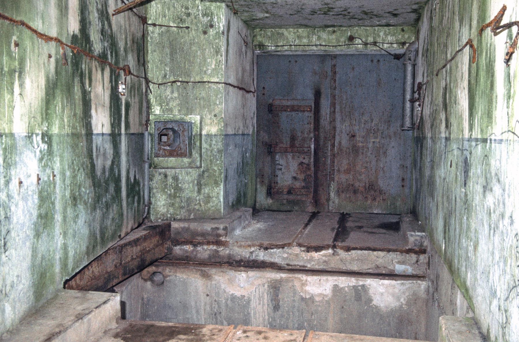 Ligne Maginot - METRICH - A17 - (Ouvrage d'artillerie) - Entrée munitions
La porte blindée et le pont à effacement latéral - MANSUY Michel