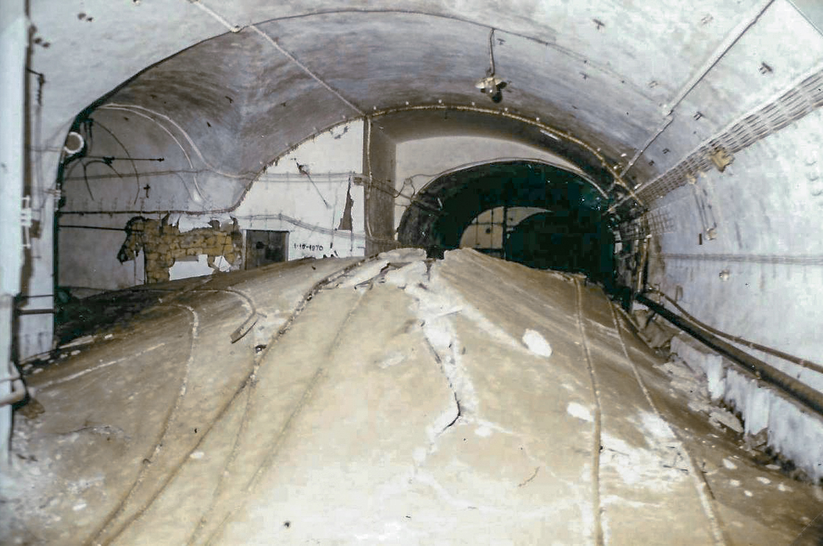 Ligne Maginot - METRICH - A17 - (Ouvrage d'artillerie) - La gare arrière
La veine d'anhydrite sous la galerie a soulevé le radier. Ce soulèvement continue de nos jours. - BURTSCHER Jean-Louis