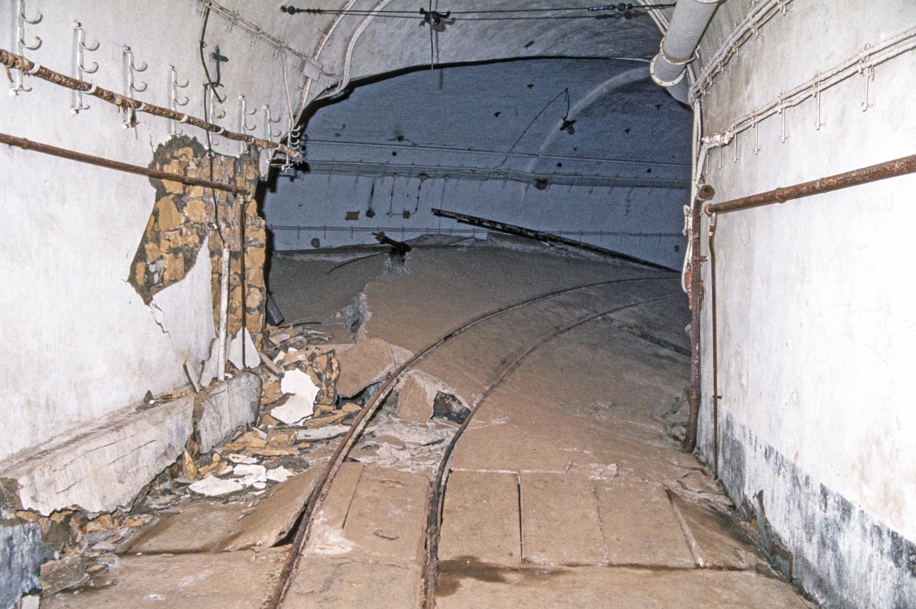 Ligne Maginot - METRICH - A17 - (Ouvrage d'artillerie) - Le soulève du sol au niveau du magasin M1 - MANSUY Michel