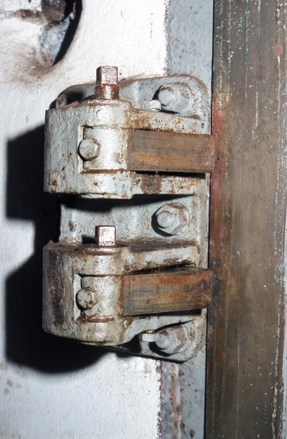 Ligne Maginot - METRICH - A17 - (Ouvrage d'artillerie) - Les charnières de la porte pare-souffle - MANSUY Michel