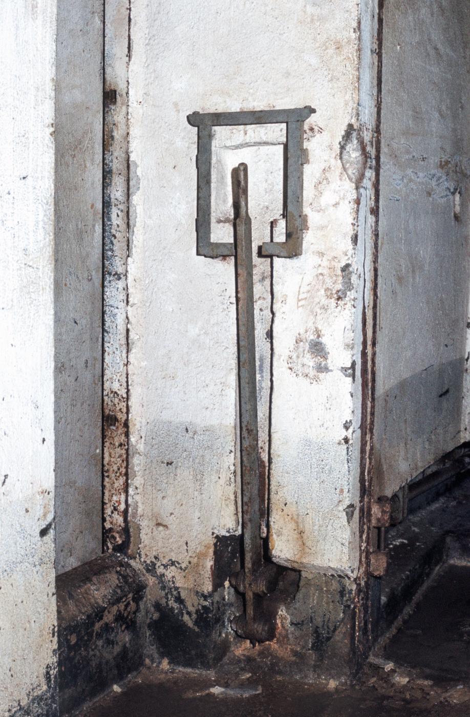 Ligne Maginot - METRICH - A17 - (Ouvrage d'artillerie) - Porte pare-souffle.
Manette permettant la fermeture. - MANSUY Michel