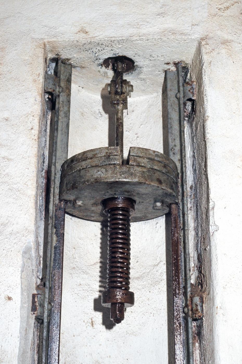 Ligne Maginot - METRICH - A17 - (Ouvrage d'artillerie) - Le contrepoids assurant la fermeture de la porte pare-souffle - MANSUY Michel