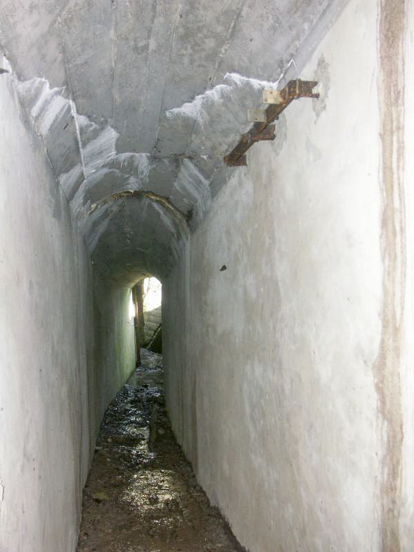 Ligne Maginot - REBBERG 4 - (Observatoire indeterminé) - Galerie reliant l'observatoire et son entrée (au fond)
Noter la présence de supports pour boites de raccordement de lignes téléphoniques sur la droite - LAMBERT Pascal