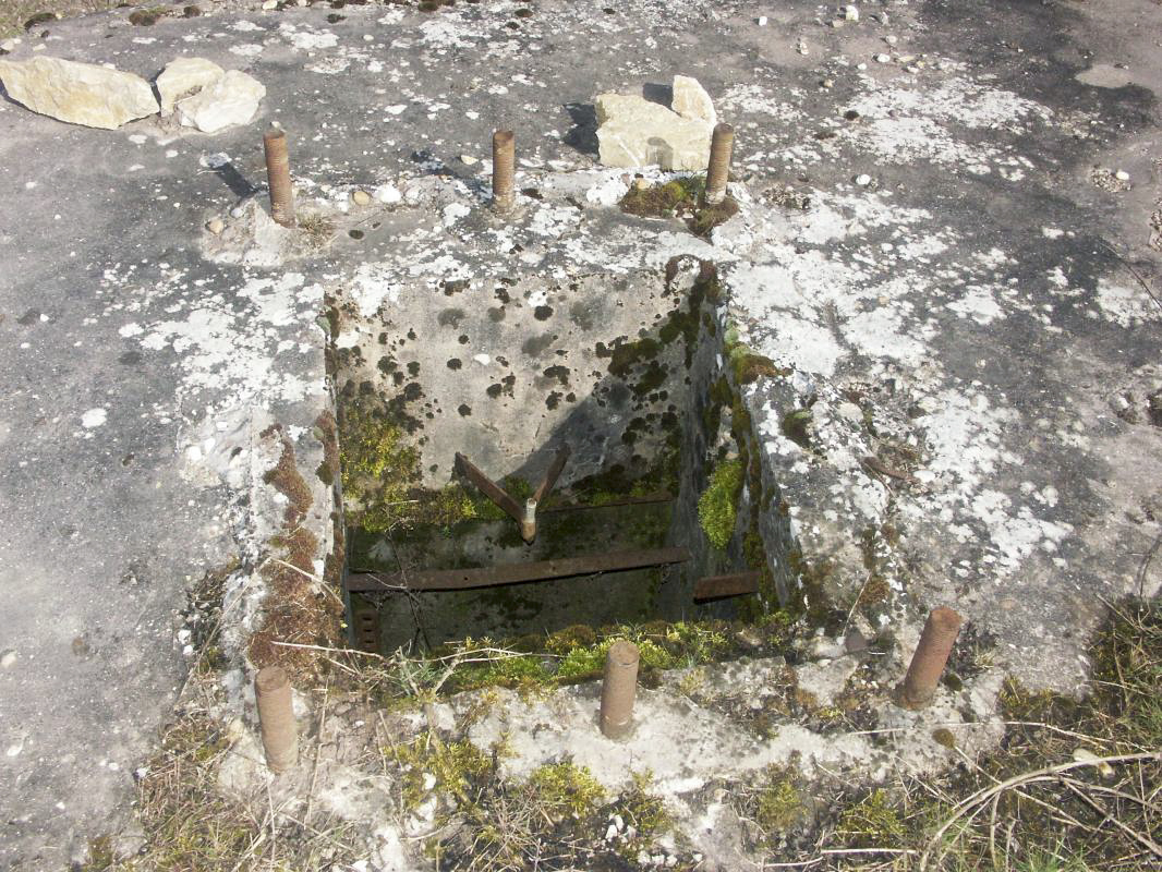 Ligne Maginot - REBBERG 1 - (Observatoire d'artillerie) -  L'une des deux positions d'observation, démunie de sa plaque de blindage. - LAMBERT Pascal
