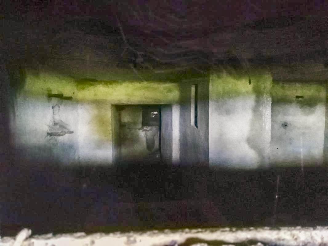 Ligne Maginot - WEIHER 4 - (Blockhaus pour arme infanterie) - L'interieur, vue d'un des crenaux - Jin Jac