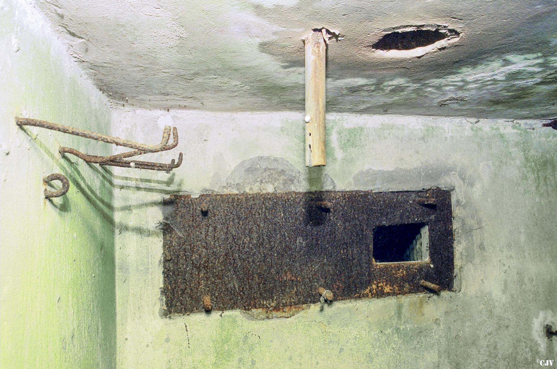 Ligne Maginot - C5B - WEIHER 2 - (Blockhaus pour canon) - Créneau pour FM et orifice pour le périscope de toit - Lia VERMEULEN