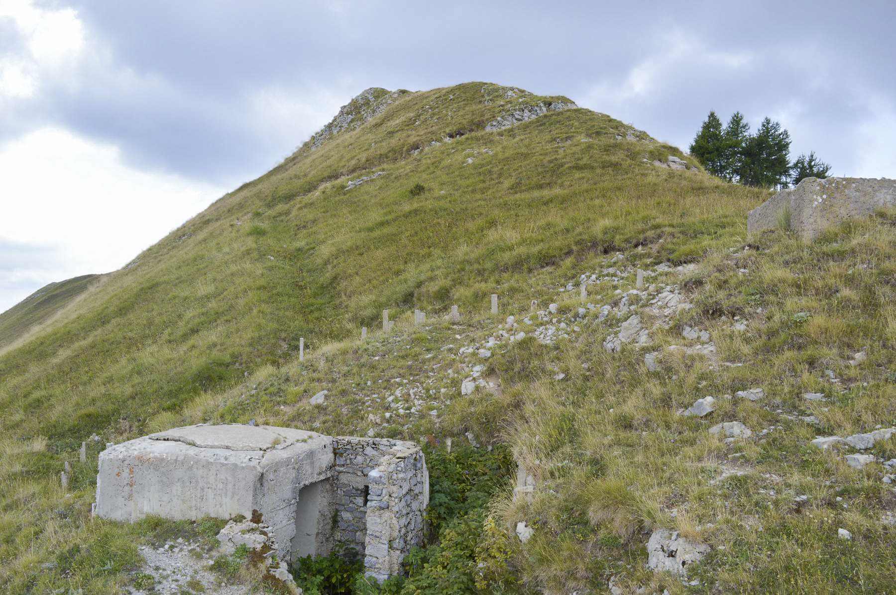 Ligne Maginot - COL DE RAUS 1 - (Blockhaus pour arme infanterie) - Blockhaus FM1, tranchée renforcée T1, cuve C1, à l'arrière-plan sentier vers Cime de Tuor - PRASIL Michal
