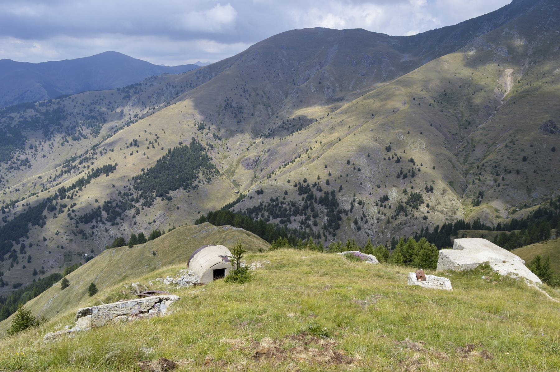 Ligne Maginot - COL DE RAUS (CR) - (Ouvrage d'infanterie) - Cuve C3 (gauche), abri A2, cuve C2, citerne X1, Bloc 1 (droite) - PRASIL Michal