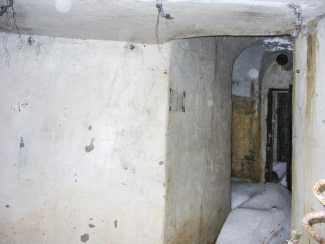 Ligne Maginot - COL DE RAUS (CR) - (Ouvrage d'infanterie) - L'intérieur de l'ouvrage encore encombré par la neige - Marc ENDINGER