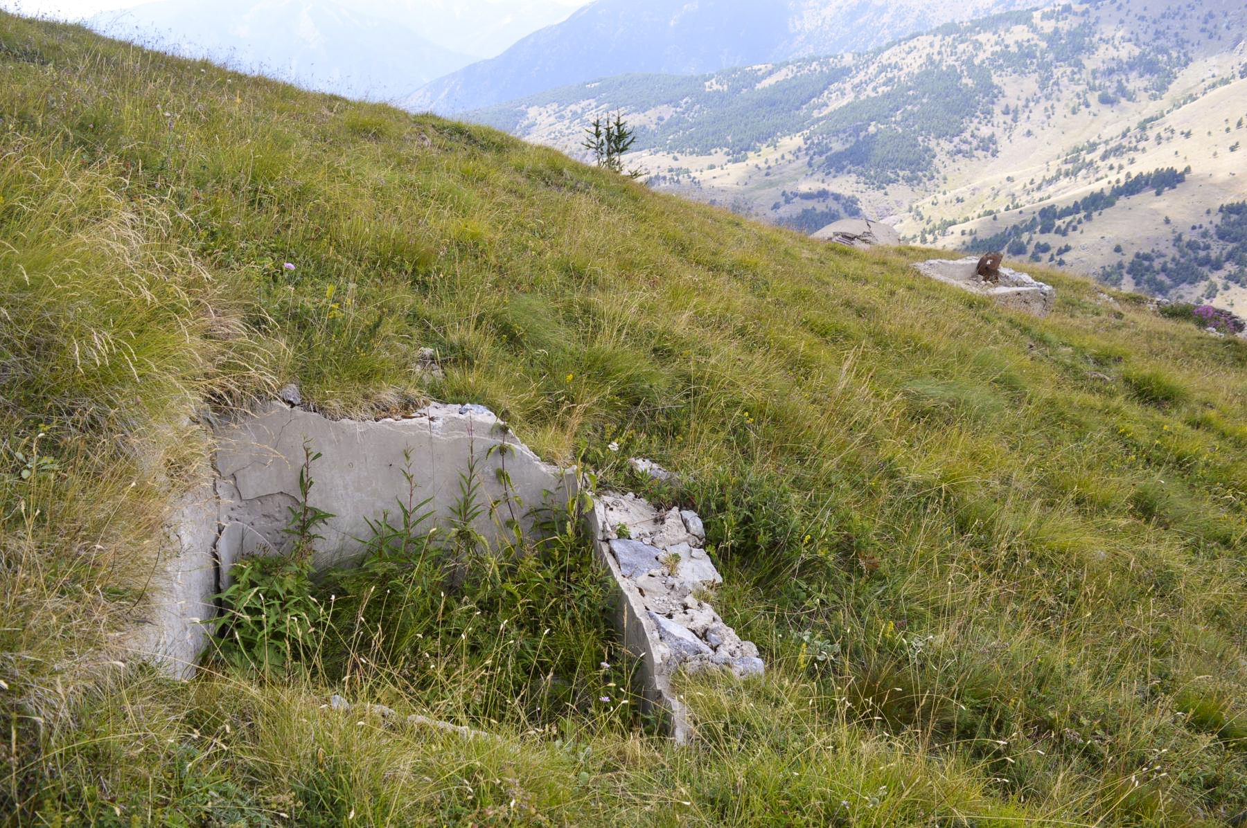 Ligne Maginot - COL DE RAUS (CR) - (Ouvrage d'infanterie) - Au premier plan citerne X2, citerne X1 - PRASIL Michal