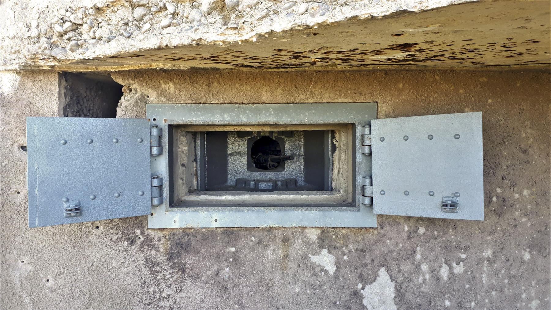 Ligne Maginot - MC29B - MC21 - (Casemate d'infanterie - double) - Créneau mitrailleuse Est
Trémie A2R  - Gregory Fuchs