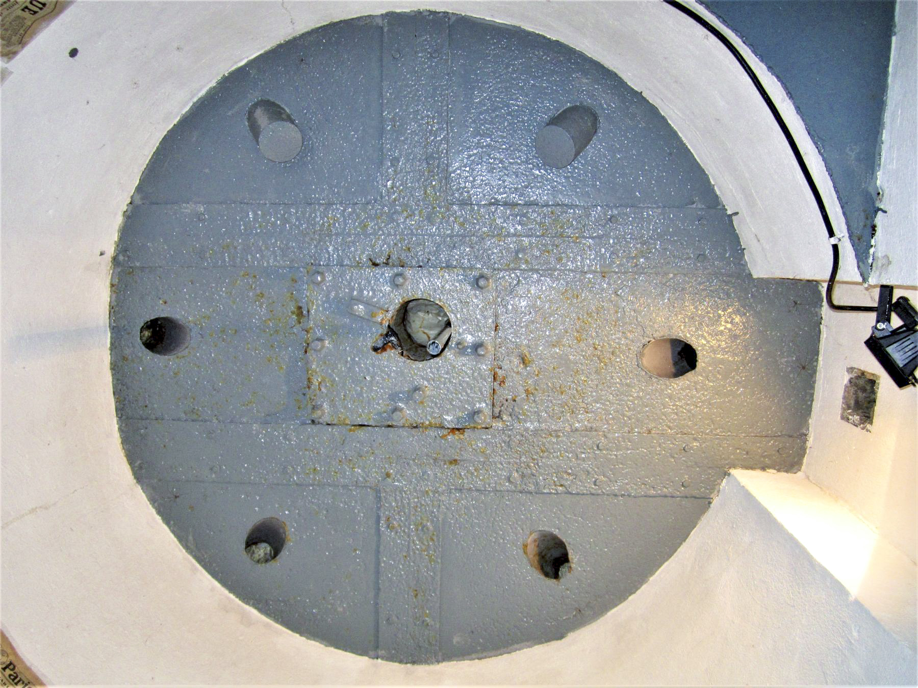 Ligne Maginot - MC29B - MC21 - (Casemate d'infanterie - double) - Le puits de la cloche GFM obturée - Gregory Fuchs
