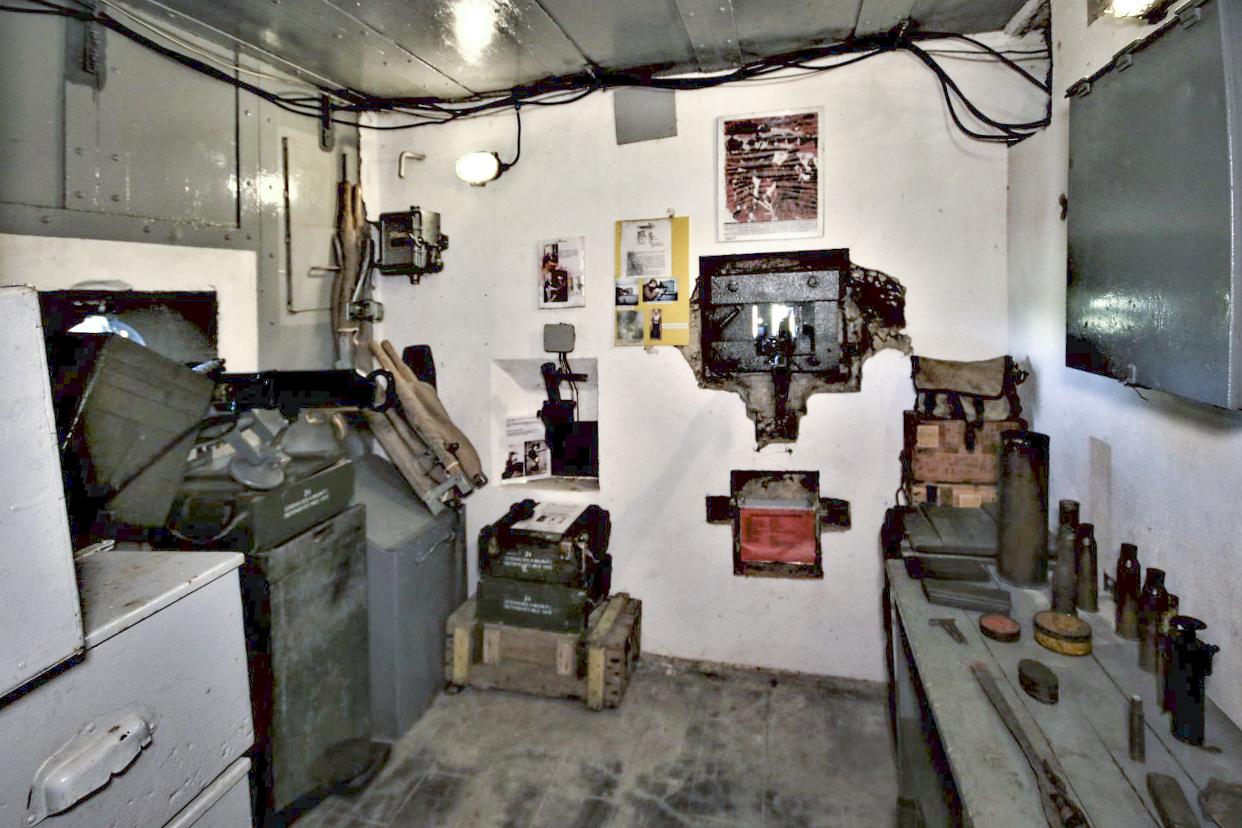 Ligne Maginot - MC29B - MC21 - (Casemate d'infanterie - double) - Chambre de tir Est pour mitrailleuse et FM restaurée - Michel & Philippe ZIMMER