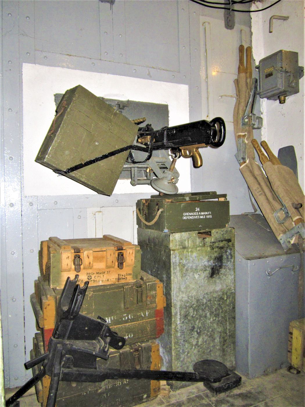 Ligne Maginot - MC29B - MC21 - (Casemate d'infanterie - double) - Créneau mitrailleuse Est
La mitrailleuse montée sur sa trémie A2R - Gregory Fuchs
