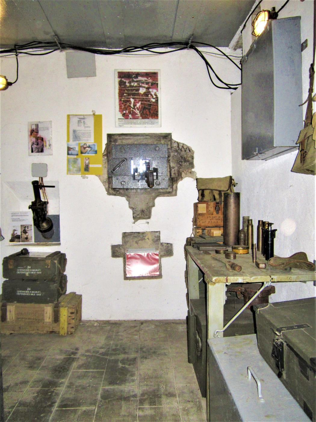 Ligne Maginot - MC29B - MC21 - (Casemate d'infanterie - double) - Créneau FM arrière et goulotte à grenades - Gregory Fuchs