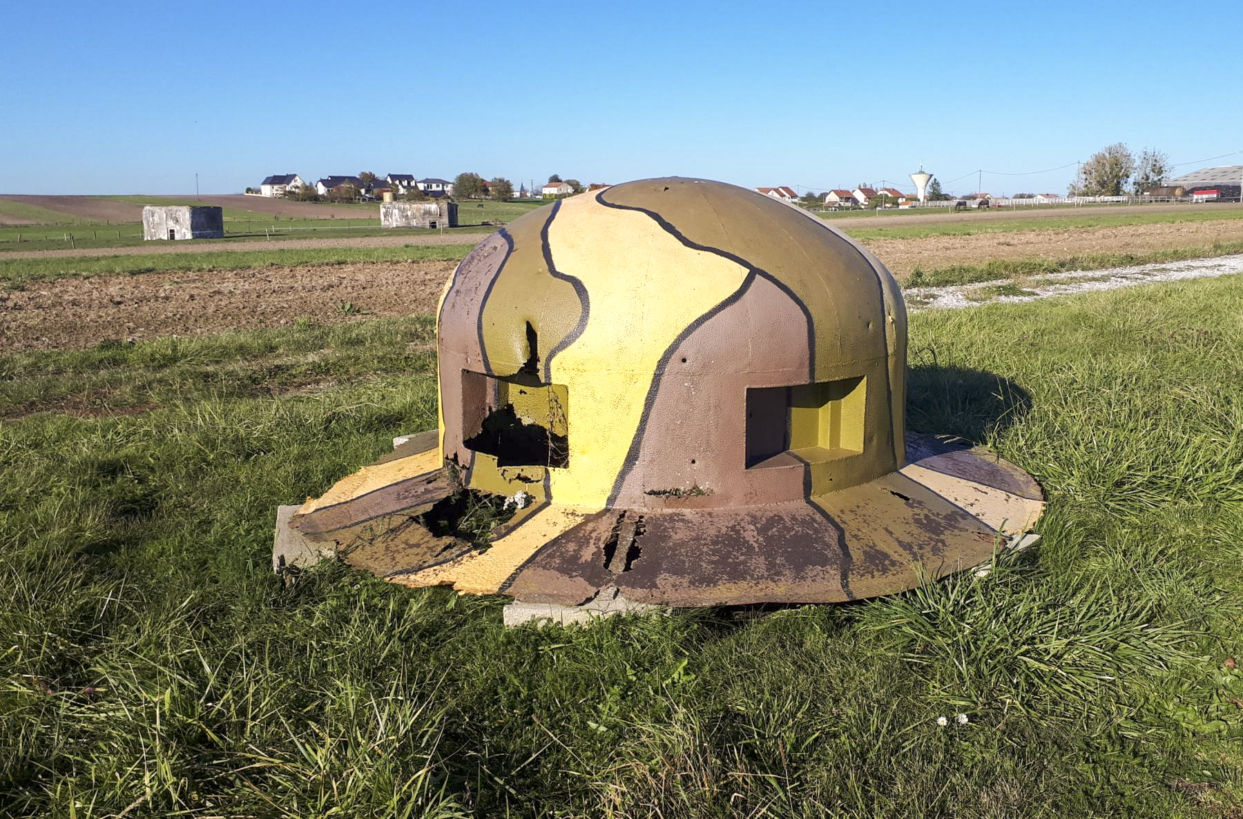 Ligne Maginot - MC29B - MC21 - (Casemate d'infanterie - double) - Fausse cloche GFM
Les blockhaus M19 et C2-M38 sont visibles à l'arrière plan - Gregory Fuchs