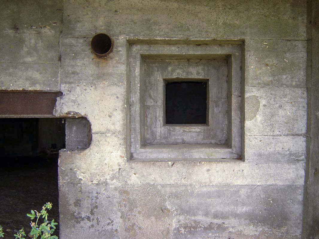 Ligne Maginot - CEZF-225 - HAN DEVANT PIERREPONT - (Blockhaus lourd type STG / STG-FCR - Double) - L'un des créneaux pour FM assurant la défense rapprochée des entrées - JMBrams