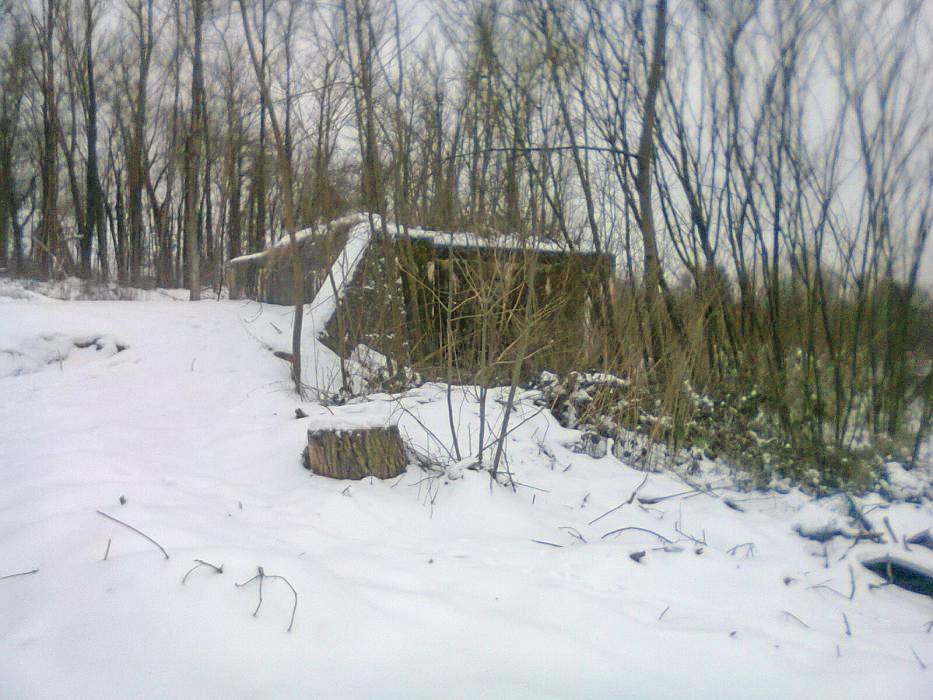 Ligne Maginot - LONGLAVILLE EST - (Blockhaus pour canon) - Le même blockhaus sous la neige, depuis le grillage qui entoure la propriété industrielle - Christian RICHON-devoitine520