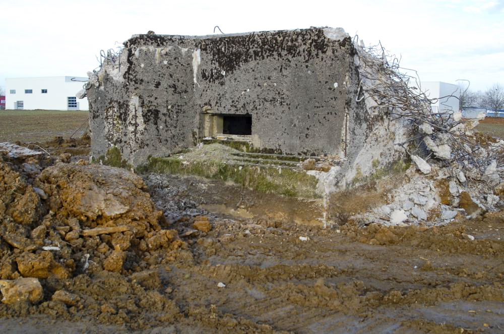 Ligne Maginot - MM254 - LES MARAGOLLES - (Blockhaus pour canon) - En ce jour d'hiver ensoleillé une énorme machine a commencé la destruction de ce vestige posé en plein champ... - Christian RICHON-devoitine520