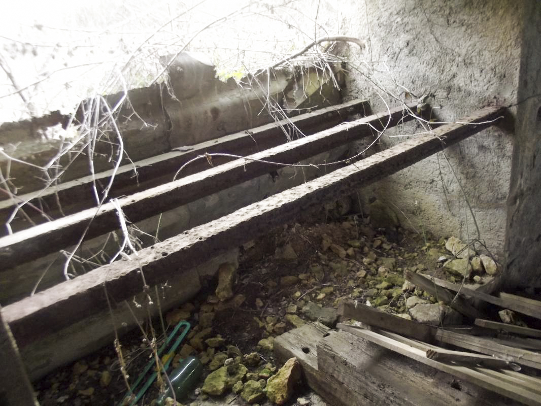 Ligne Maginot - MM272 - LE RATENTOUT OUEST - (Casemate d'artillerie) - Vue sur les orifices arrières, on voit des barres métalliques, on peut supposer que ce sont des étagères pour le stockage des caisses d'obus. - David HARMAND