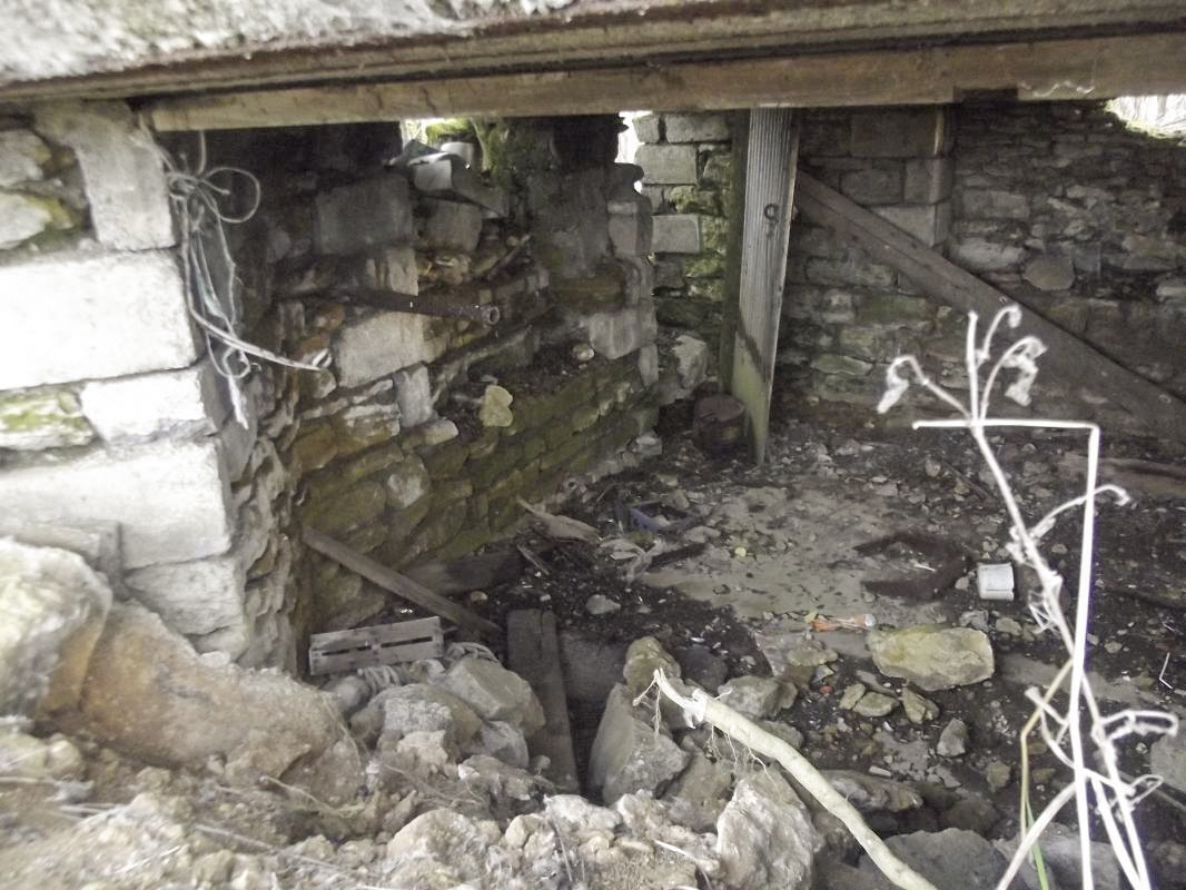 Ligne Maginot - MM273 - LE RATENTOUT EST - (Casemate d'artillerie) - Vue de l'intérieur depuis le créneau du canon.
La porte (d'origine ?? ) est dans le fond à gauche. La construction semble être une réutilisation d'une batisse ( cabane en pierre ) on voit un orifice comblé par un mur de pierre et béton ( 15 cm d'épaisseur )  - David HARMAND