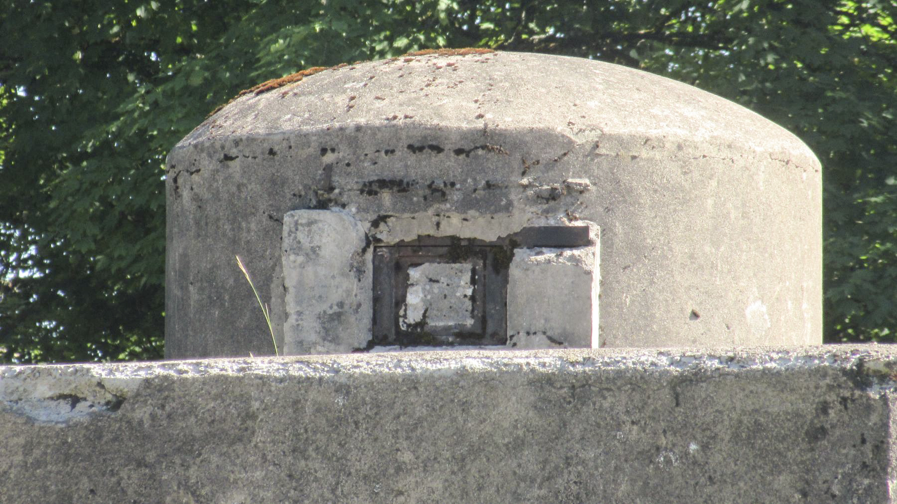 Ligne Maginot - VALDAHON - (Camp de sureté) - Le créneau rebouché de la cloche en béton  - Jean BERTHIER