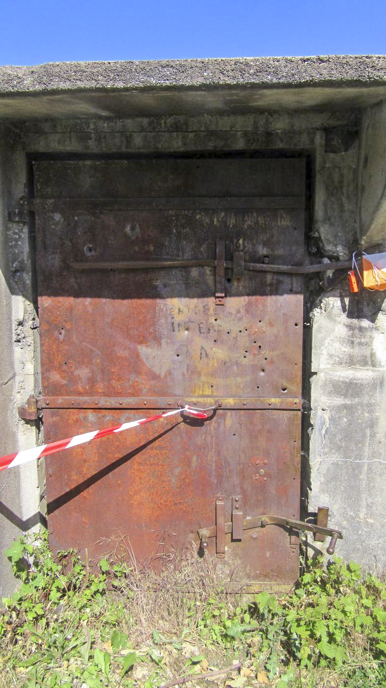 Ligne Maginot - VALDAHON - (Camp de sureté) - La porte d'accès en tôle  - Jean BERTHIER