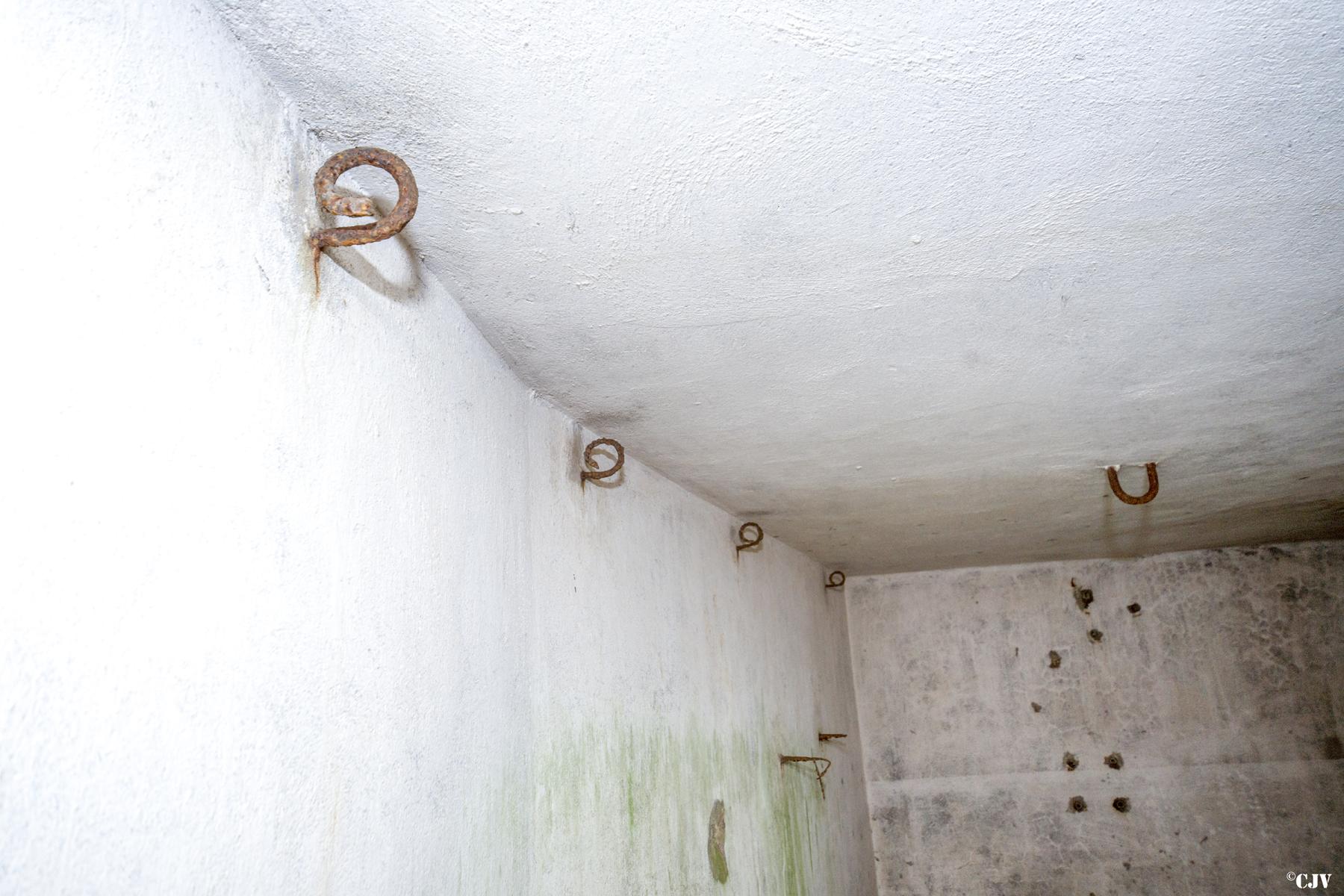Ligne Maginot - DB33 - BOIS GRIGNET - (Blockhaus pour canon) - Des crochets pour les hamacs - Lia VERMEULEN
