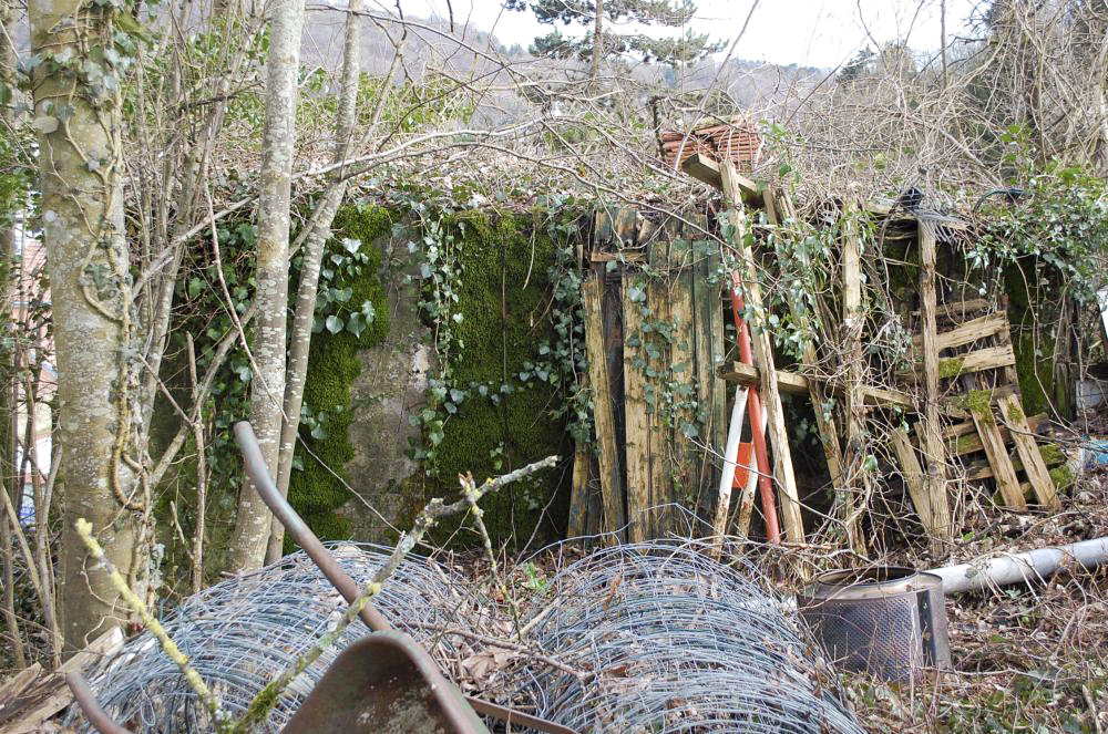 Ligne Maginot - DB334 - GRANDS COTES NORD - (Blockhaus pour arme infanterie) - Une pancarte 'propriété privée' est à l'entrée d'un terrain encombré de détritus; l'ouvrage est devant moi - Christian RICHON/devoitine520