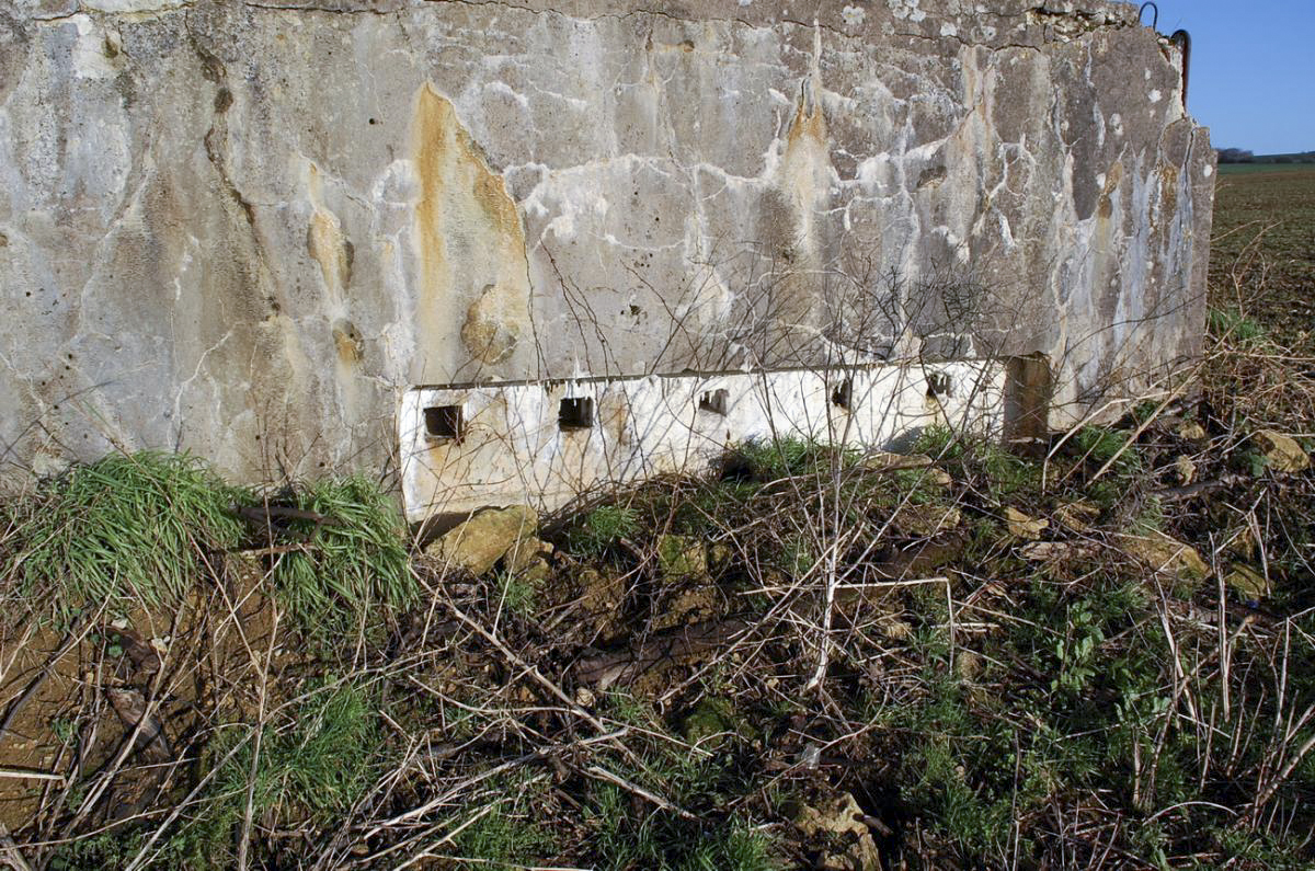 Ligne Maginot - DB349 - BEUVEILLE - (Blockhaus pour arme infanterie) - L'ouvrage est complètement enterré et son accès est impossible. Les photos ne montrent donc que l'extérieur. - Christian RICHON / Devoitine520