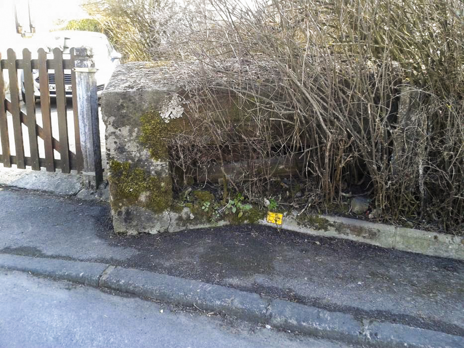 Ligne Maginot - Rue POINCARE - (Blockhaus pour arme infanterie) - Ce tout petit ouvrage, sensé surveiller la voie ferrée, est inclus dans une propriété privée. - Christian RICHON/devoitine520