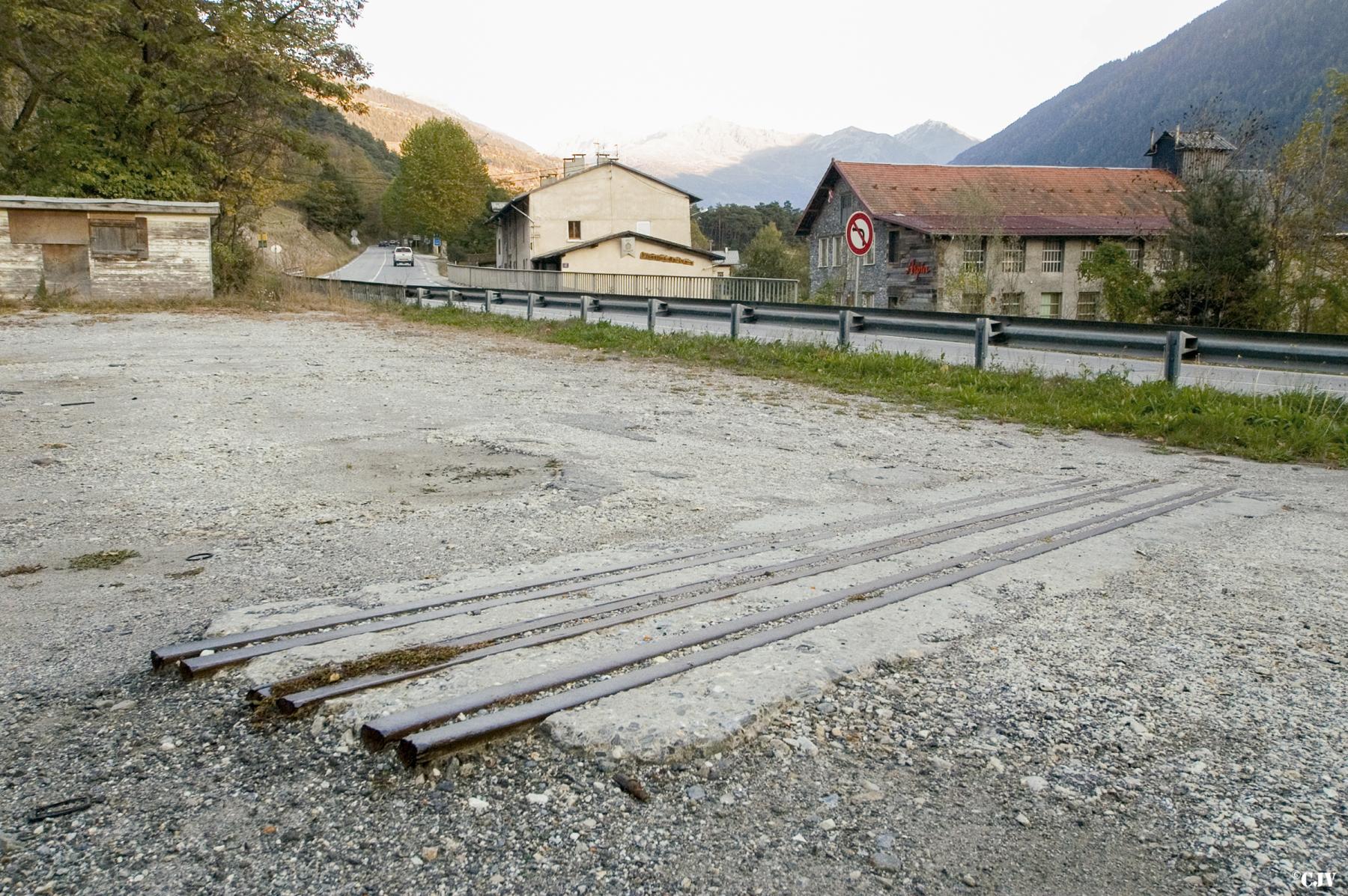 Ligne Maginot - VERSOYEN (BARRAGE RAPIDE) - (Blockhaus pour canon) - Restes des rails pour la barrière - Lia VERMEULEN