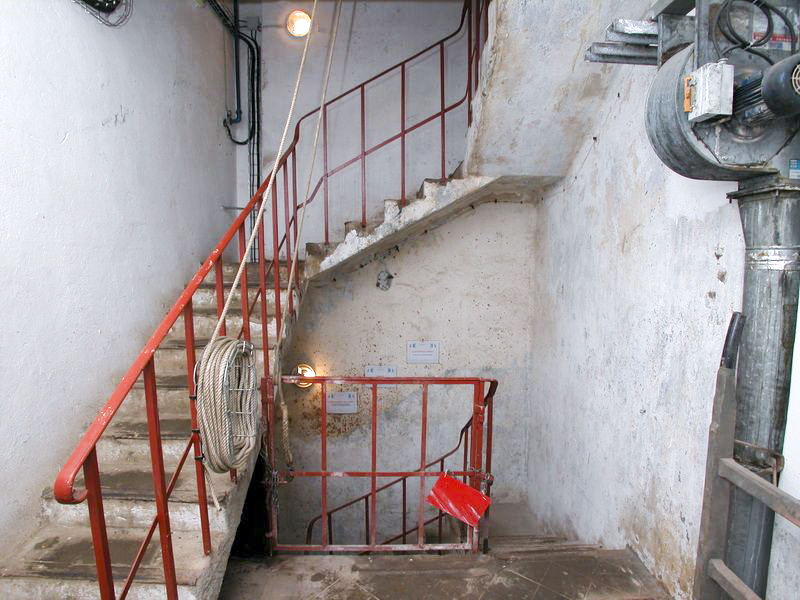 Ligne Maginot - BOIS DU FOUR - A5 - (Ouvrage d'infanterie) - L'escalier communicant entre les niveaux supérieurs et l'amorce de galerie en bas - HUYGEN Georges
