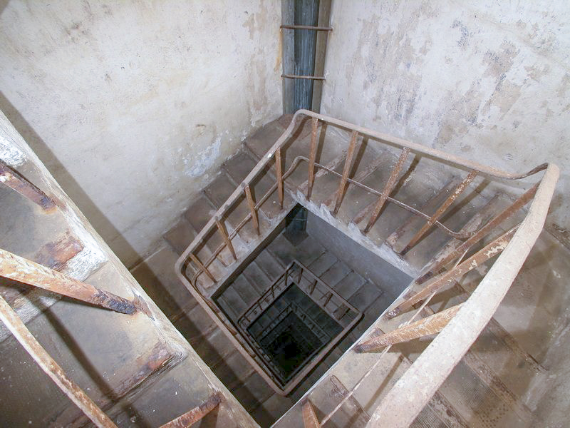Ligne Maginot - BOIS DU FOUR - A5 - (Ouvrage d'infanterie) - L'escalier communicant entre les niveaux supérieurs et l'amorce de galerie en bas - HUYGEN Georges