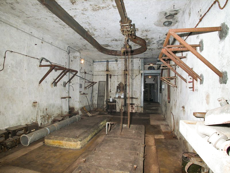 Ligne Maginot - BOIS DU FOUR - A5 - (Ouvrage d'infanterie) - L'usine électrique
Seuls subsistent les socles des moteurs SUPDI de 35 CV ayant équipé l'ouvrage - HUYGEN Georges