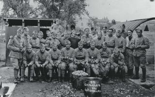 Ligne Maginot - ISING (FERANGE) - (Camp de sureté) - Les recrues au camp d'Ising - Férange en 1938
La corvée d'épluchures
'On demande des éplucheuses'