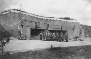 Ligne Maginot - IMMERHOF - A10 - (Ouvrage d'infanterie) - Le bloc d'entrée de l'ouvrage
photo prise sous l'occupation avec l'équipe d'entretien française et les gardes allemands