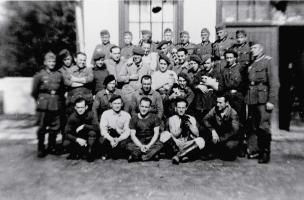 Ligne Maginot - SOETRICH - (Casernement) - Membres de l'équipage de l'ouvrage de Soetrich restés sur place pour l'entretien avec leur gardes allemands
photo prise dans le casernement léger de l'ouvrage