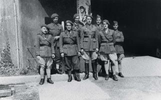 Ligne Maginot - MICHELSBERG - A22 - (Ouvrage d'artillerie) - Officiers artilleurs devant l'entrée du Michelsberg 1940
De gauche à droite:
SLt Le Breton, Lt Gros, SLt Grenier, Lt Millot, Cne de Saint Sauveur, Lt Laurent, SLt Kass, Lt Touyeras