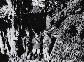 Ligne Maginot - STROMBERG - (PC) - Le PC de la position du Stromberg en septembre 1939
Les Lts Sauvergrain, Back et Varley du 168° RIF devant l'entrée de l'abri