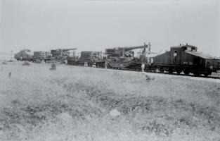 Ligne Maginot - ALVF - Materiel de 240 TAZ mle 1893/96 - Camp de Chalons - 9 septembre 1932
Convoi de deux pièces d'ALVF de 240mm TAZ (Tous Azimuths) modèle 1893/96 tracté par deux locotracteurs Crochat type 44 L 4 N.
Ces pièces sont celles ayant équipé les 10° et 11° batteries du 374° RALVF après mars 1940.