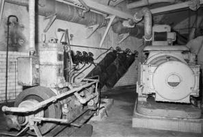 Ligne Maginot - CAP MARTIN - (Ouvrage d'artillerie) - L'usine électrique
Groupes électrogènes à moteurs Renault.
Le groupe à l'avant plan est le groupe auxiliaire à moteur CLM 1PJ65