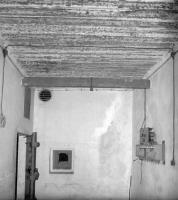 Ligne Maginot - CAP MARTIN - (Ouvrage d'artillerie) - Bloc 1
Entrée de l'ouvrage avec à droite sur le mur un boitier chargeur pour batteries de lampes portables