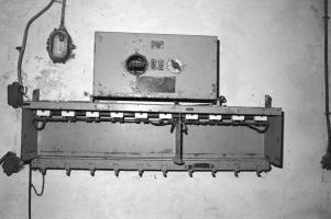 Ligne Maginot - CAP MARTIN - (Ouvrage d'artillerie) - Bloc 1
Le boitier chargeur pour batteries de lampes portables