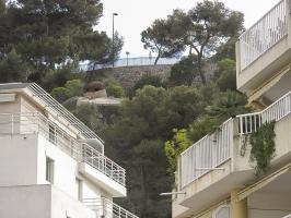 Ligne Maginot - CAP MARTIN - (Ouvrage d'artillerie) - Bloc 3
Le bloc vu en contrebas depuis les immeubles construits depuis. 
Noter l'inclinaison de la cloche suite à la destruction du bloc par les allemands