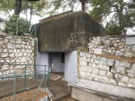 Ligne Maginot - CAP MARTIN - (Ouvrage d'artillerie) - Bloc servant de prise d'air à l'ouvrage.
Il est situé à l'ouest de la tranchée d'accès au bloc 1.
La chambre des filtres est à sa verticale.