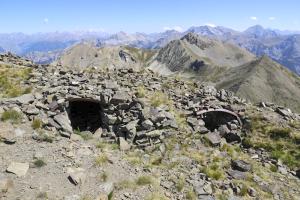 Ligne Maginot - GARDIOLE SOMMET - (Observatoire d'artillerie) - Le Mur de Berwick englobe le sommet.
Sur celui ci on trouve une tour, 2 abris en tôle métro et des positions en pierres