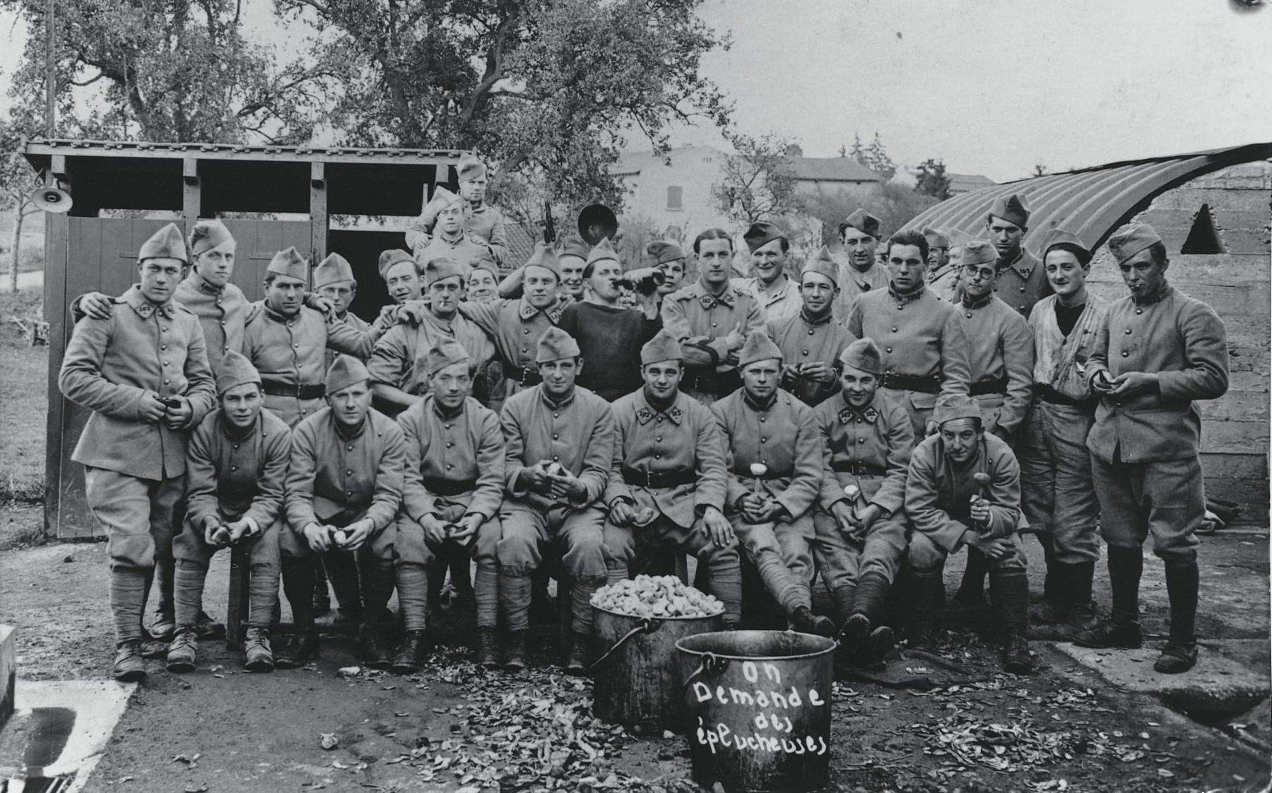 Ligne Maginot - ISING (FERANGE) - (Camp de sureté) - Les recrues au camp d'Ising - Férange en 1938
La corvée d'épluchures
'On demande des éplucheuses' - Inconnu