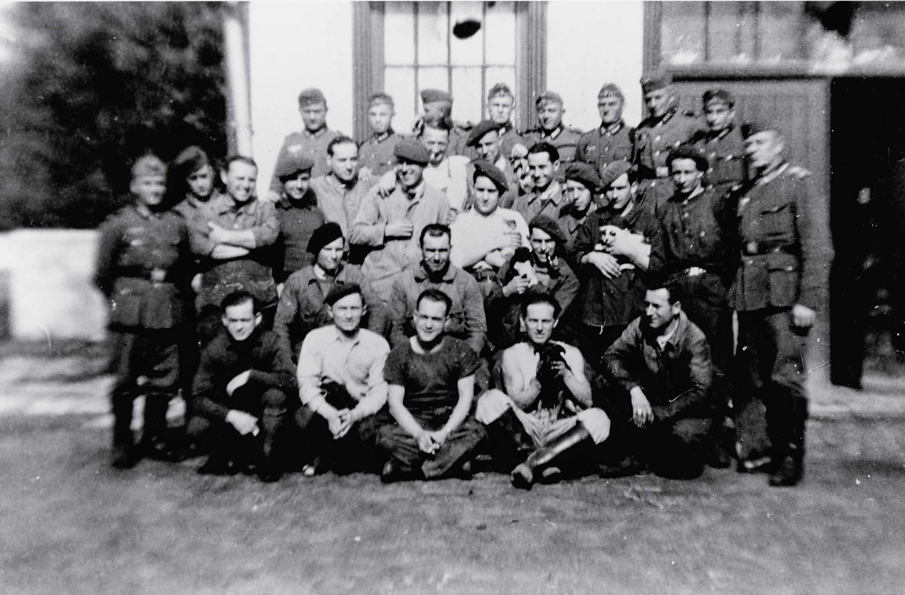 Ligne Maginot - SOETRICH - (Casernement) - Membres de l'équipage de l'ouvrage de Soetrich restés sur place pour l'entretien avec leur gardes allemands
photo prise dans le casernement léger de l'ouvrage - Inconnu