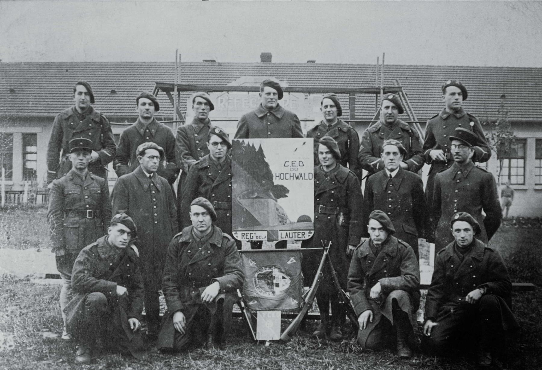 Ligne Maginot - 22° RIF - CEO du Hochwald ( 1ère CEO) - La 1ère Compagnie d'Equipage d'Ouvrage  affectée au Hochwald
2 rang sur la gauche, l'aspirant Haas et le Lt Nuninger